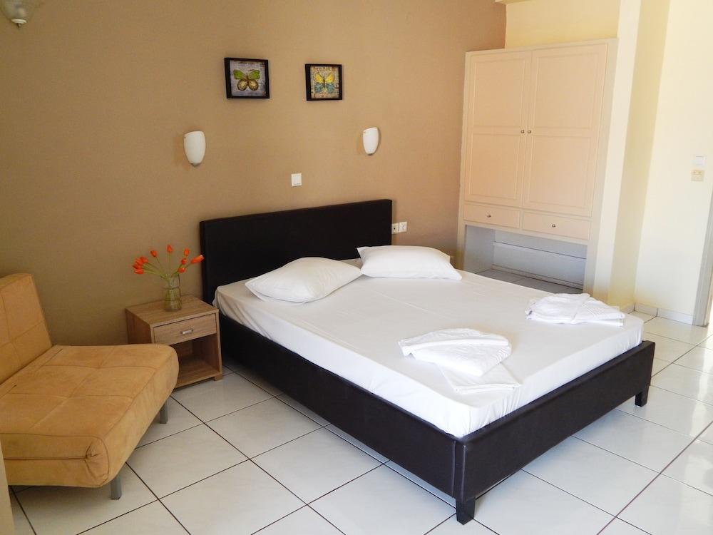 Apollon Studios & Apartments