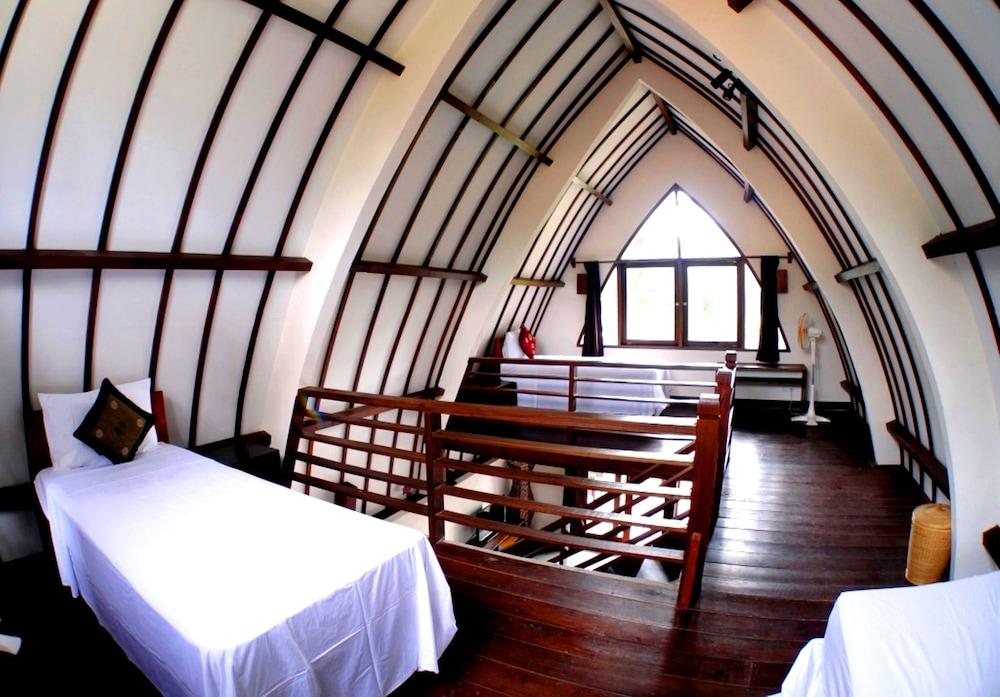 Oceans 5 Dive Resort