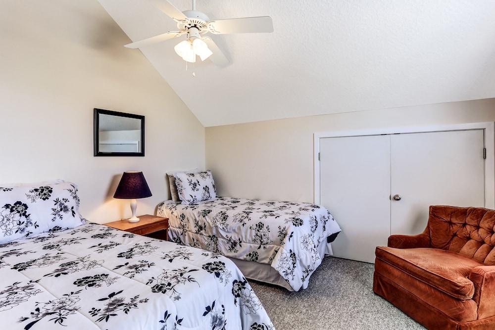 812 S. Fletcher - 3 Br Cottage