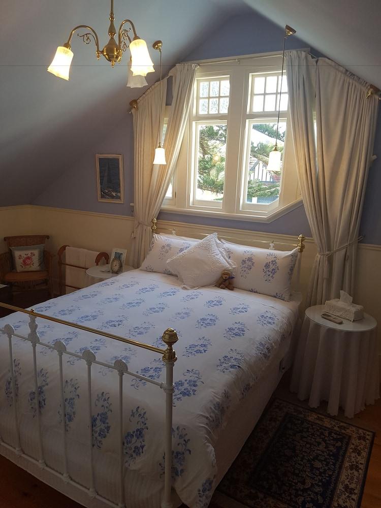 Water Bay Villa Bed and Breakfast