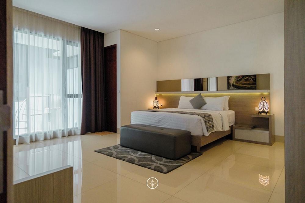 Chamomile Hill View 6BR Villa pool and movie room