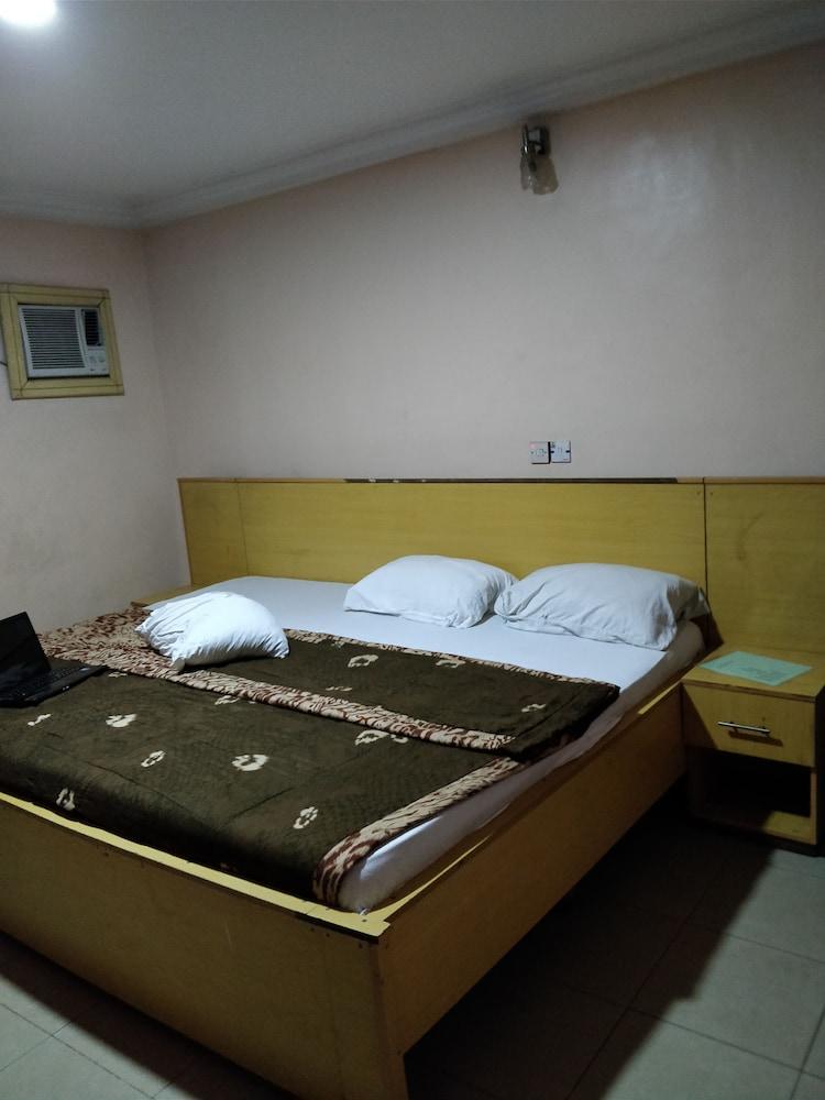 Semper Diamond Lodge