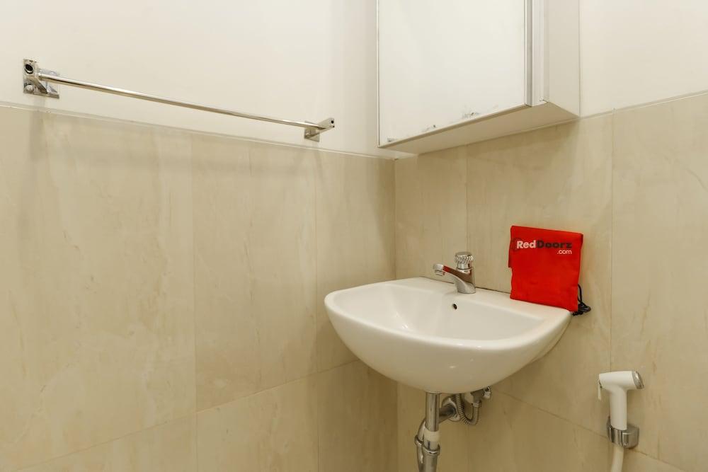 RedDoorz Plus @ Tendean