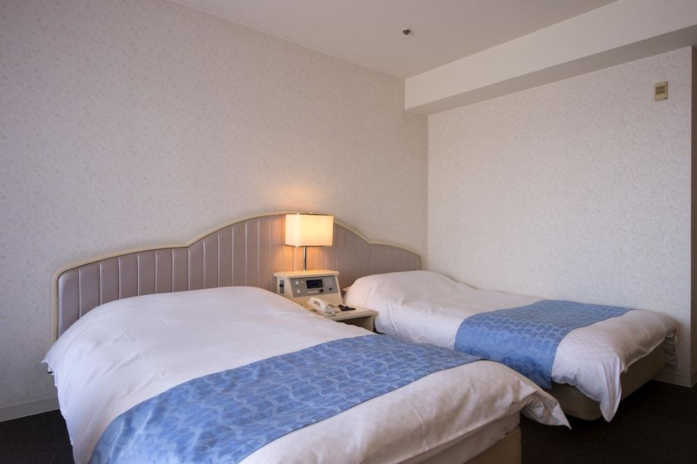 Izu-Kogen Wan Wan Paradise Hotel & Cottage