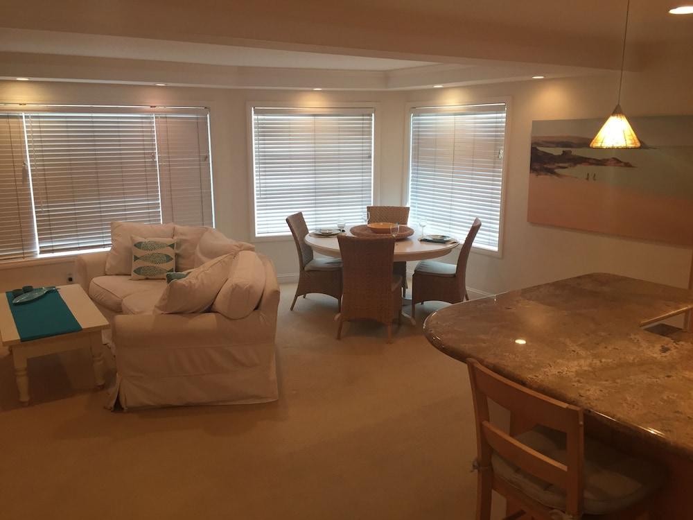 2 Bedroom Townhome 2 Mins. to the Beach