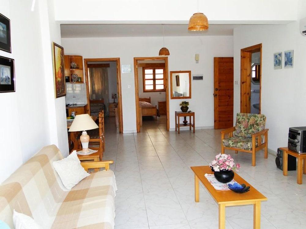 Ampelokipi Holiday Apartments