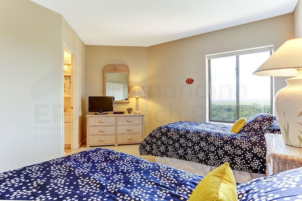 Spacious Oceanfront Penthouse Villa by RedAwning