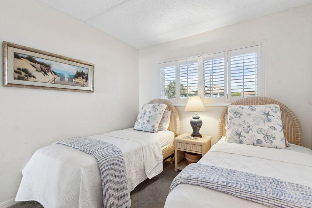 Renovated Seaside Condo with Gorgeous View of the Ocean by RedAwning