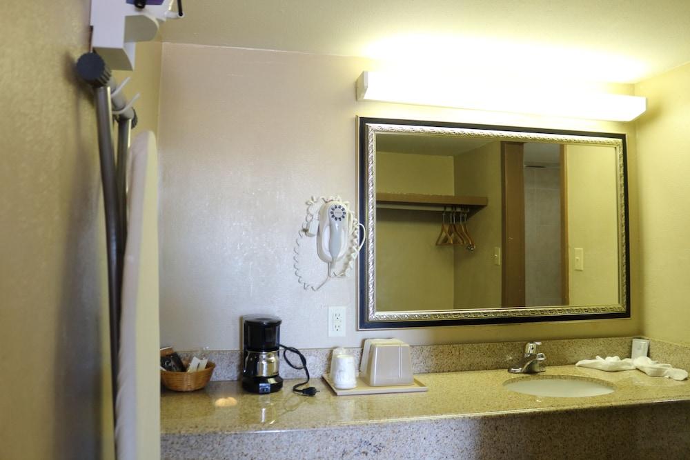 Continental Inn & Suites Nacogdoches TX / SFA  University/Downtown