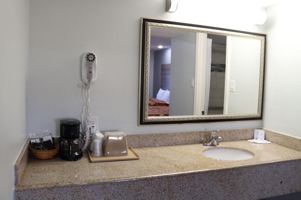 Continental Inn & Suites Nacogdoches TX / SFA  University/Downtown