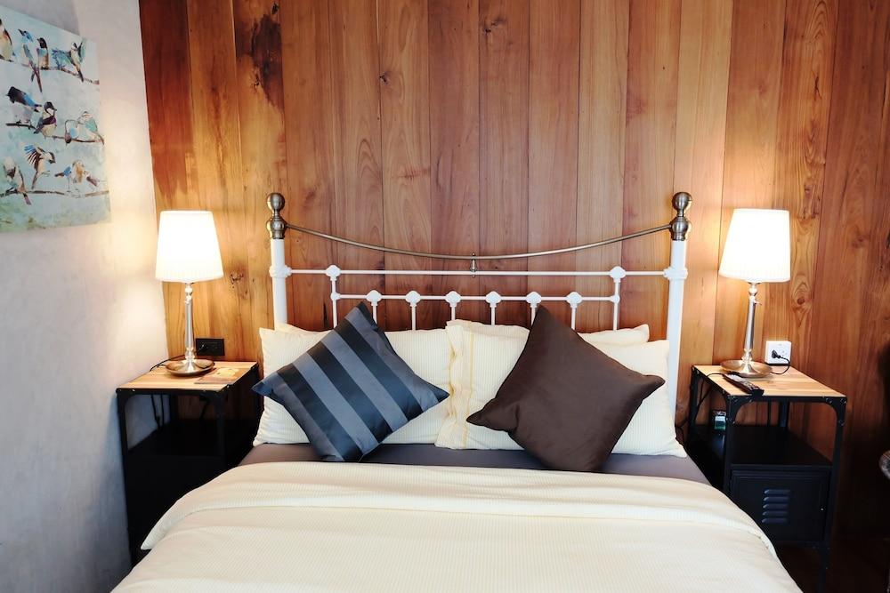 Rimrabeang Amphawa Cafe and Suite