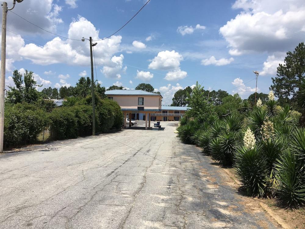 Ashburn Inn & RV Park