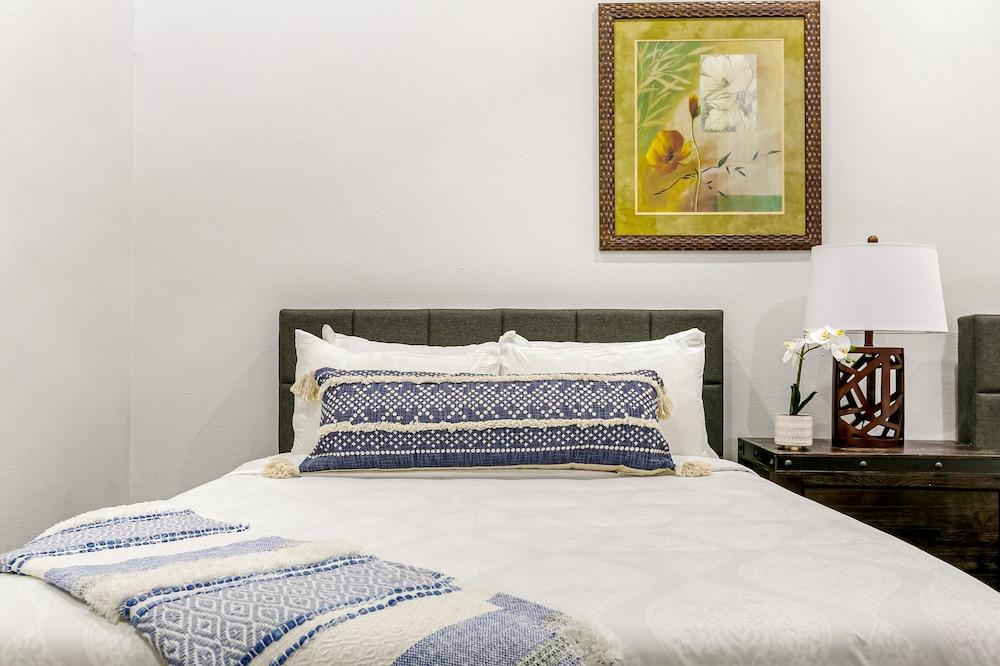 Downtown Spacious Suites by Hosteeva