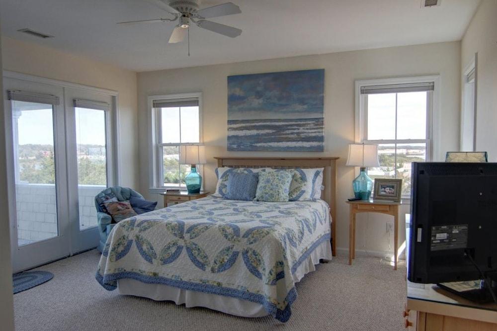 Blue Skies 5 Bedroom Home by RedAwning