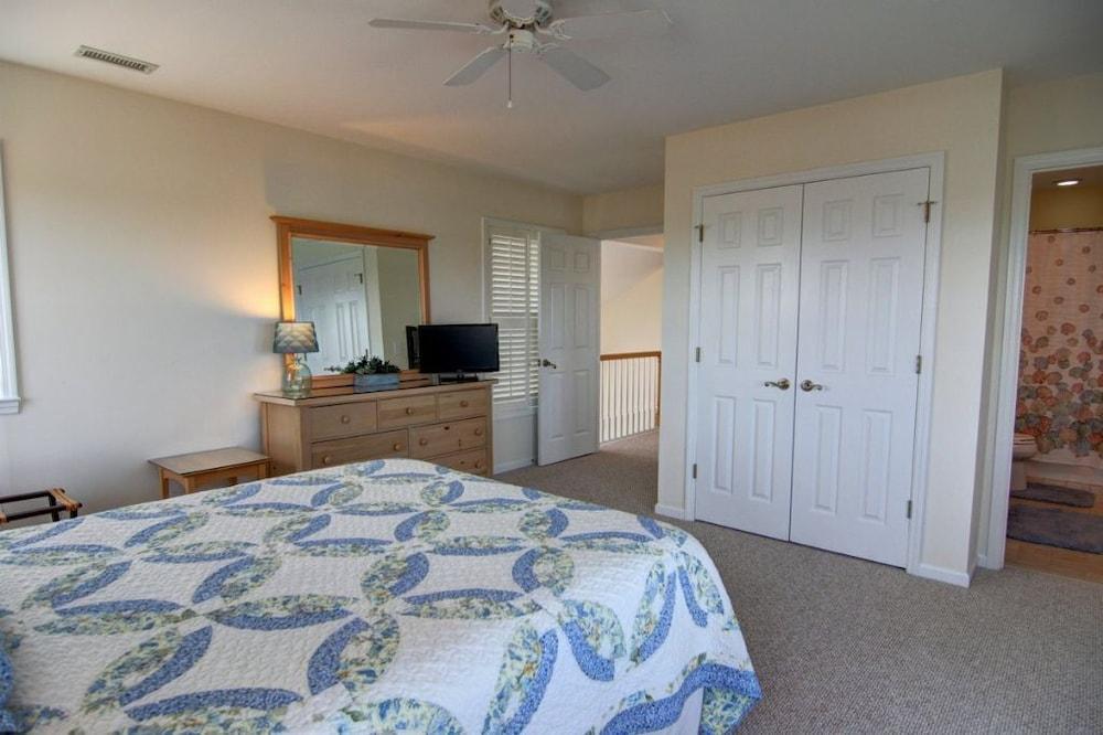 Blue Skies 5 Bedroom Home by RedAwning