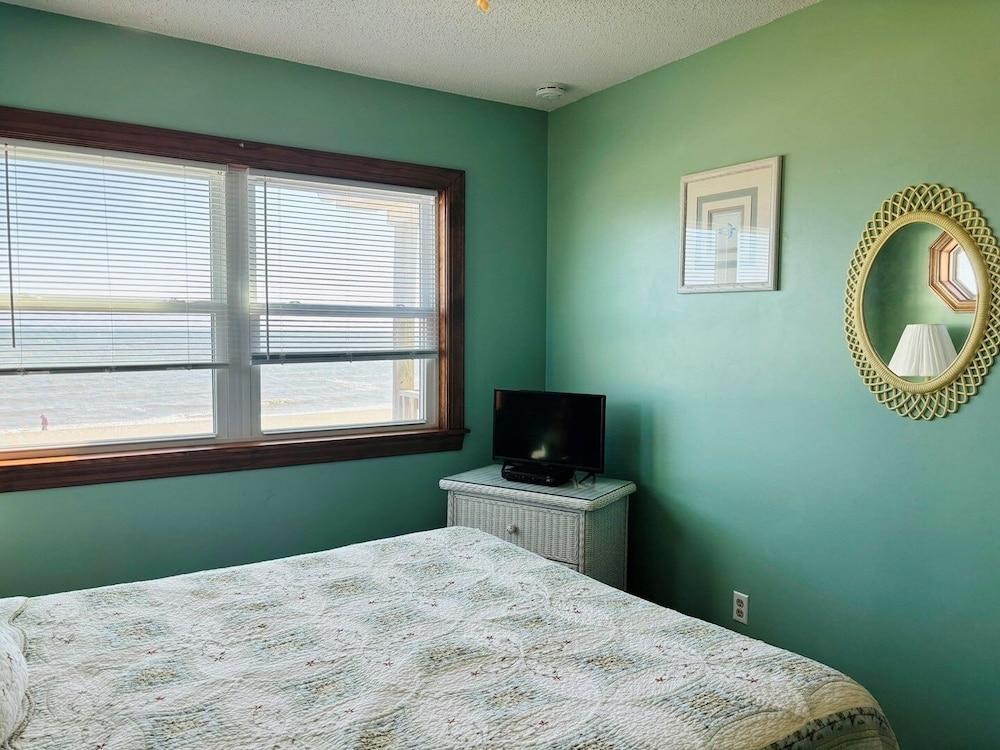 Great Place 5 Bedroom Home by RedAwning