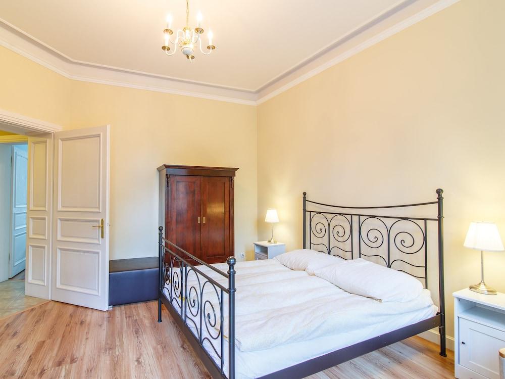 Apartments Happy Hours