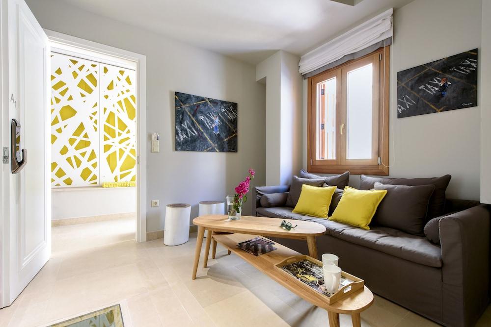 Candia Suites & Rooms