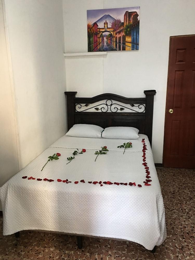 Feathers Hotel and Lounge - Hostel