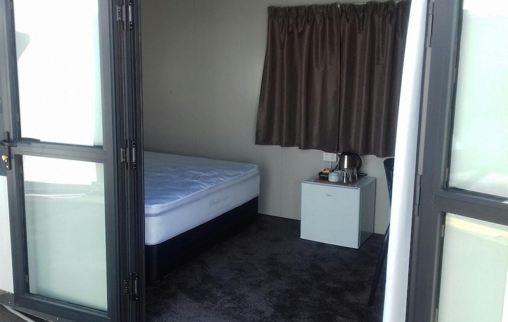 Shooters Saloon Bar Hotel & Cabins