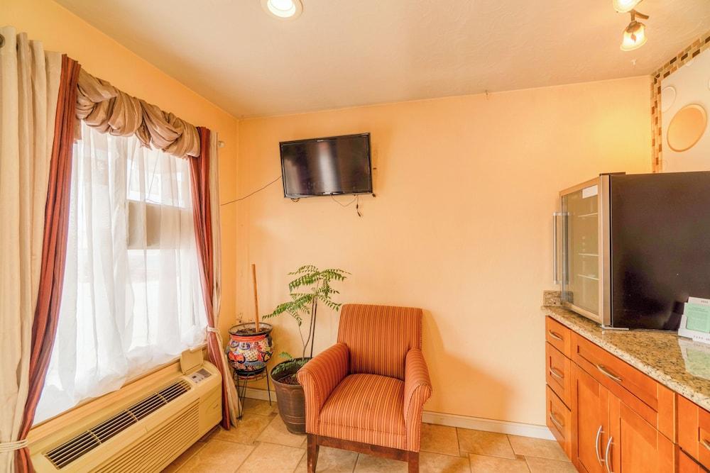 Crown Inn By OYO Denver Tx