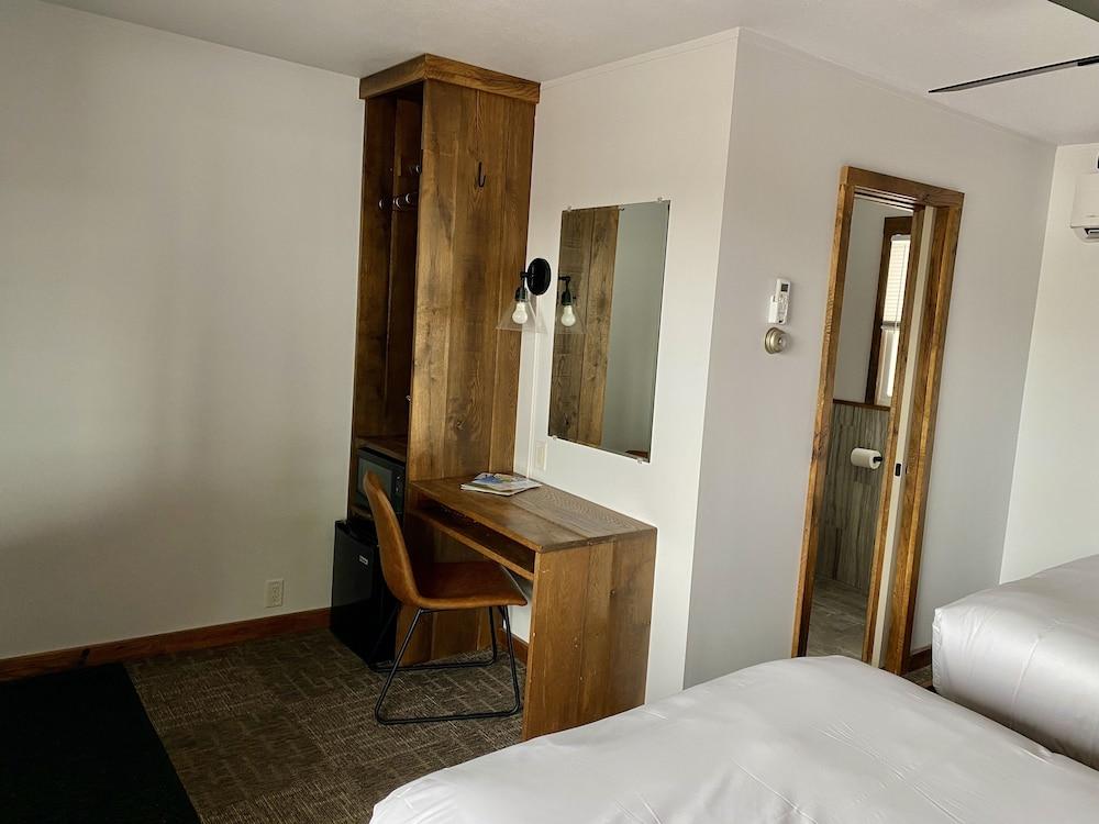 Aqua Aire Inn & Suites