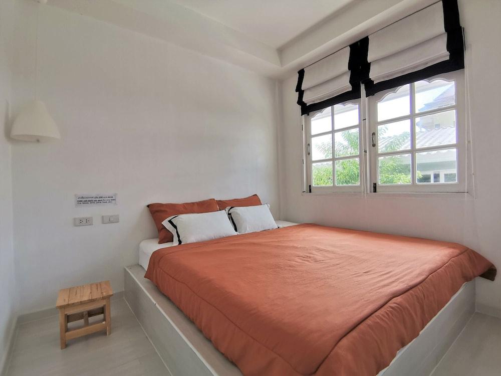 1715 House - White Rhino