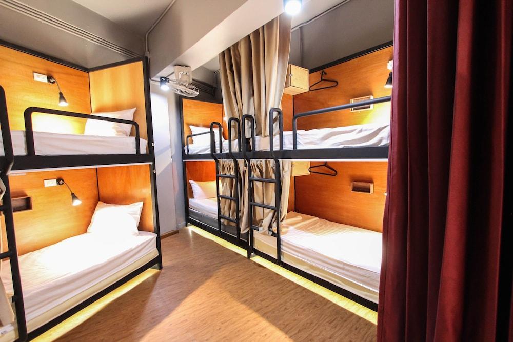 Thonglor Travellers Hostel & Cafe