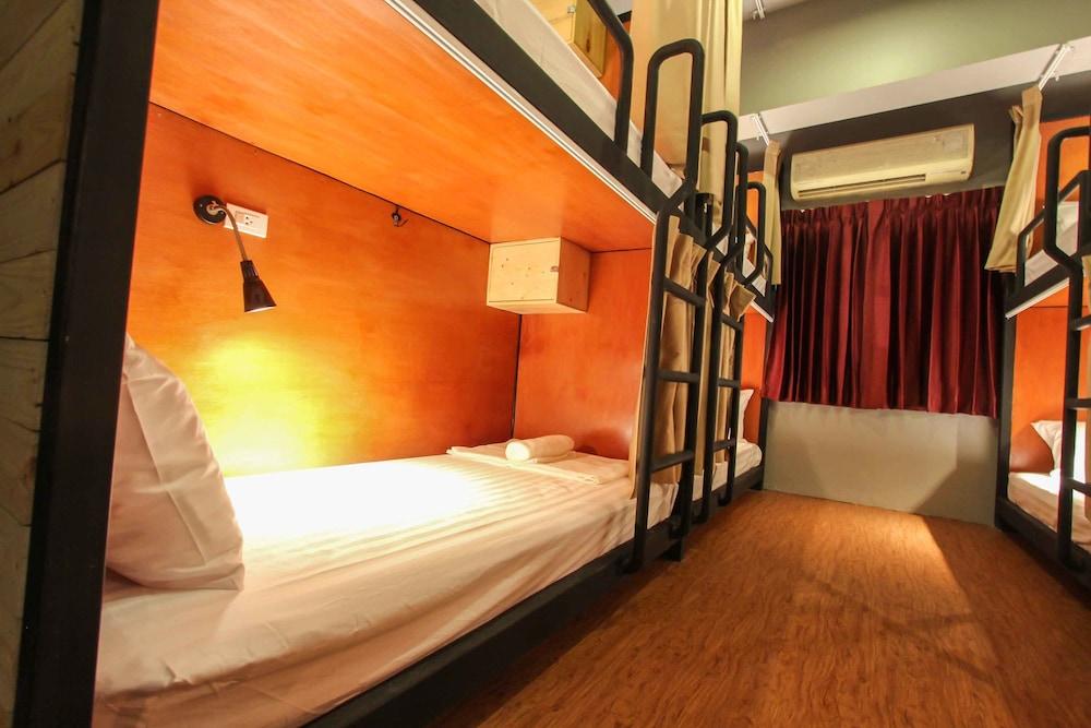 Thonglor Travellers Hostel & Cafe