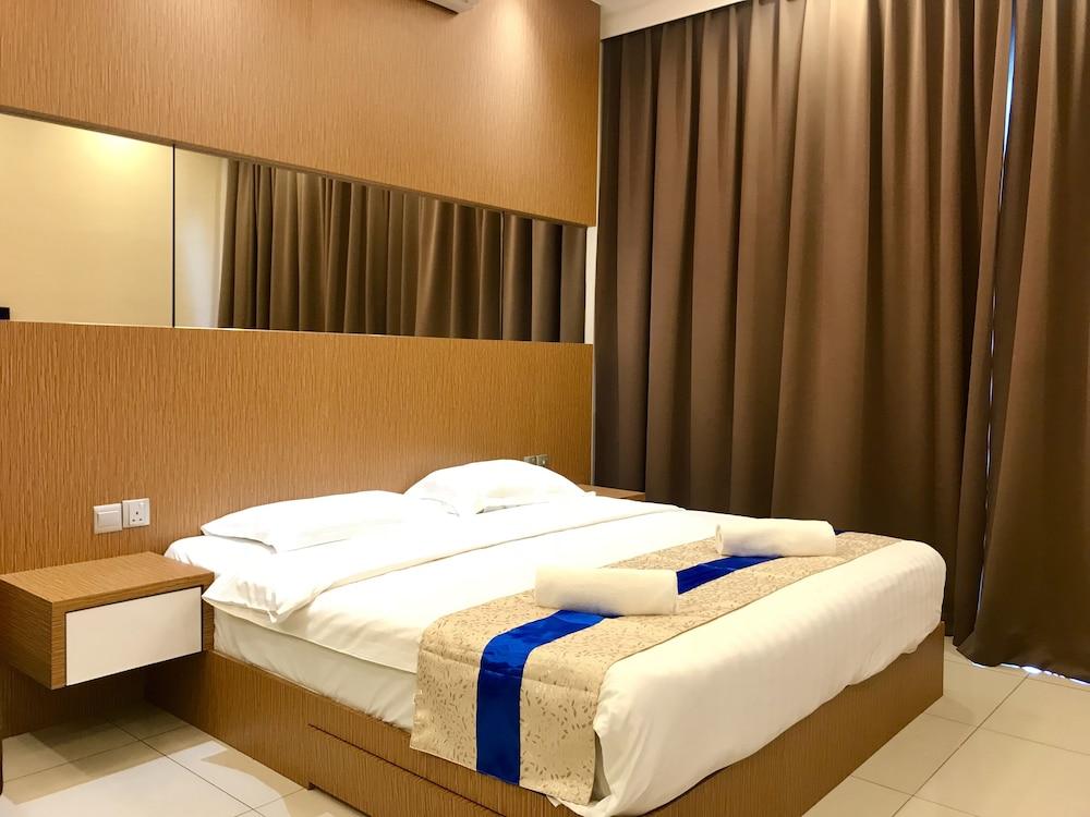 Sunset Seaview Vacation Condos City Centre @ IMAGO Shopping Mall