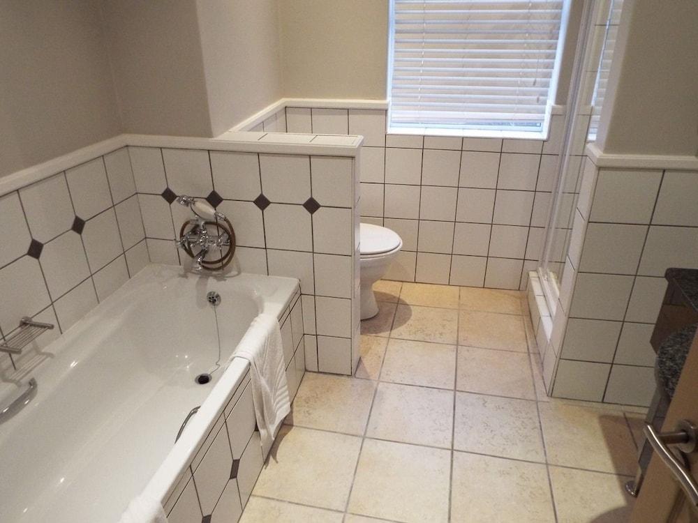 Pinnacle Point Pool Lodge