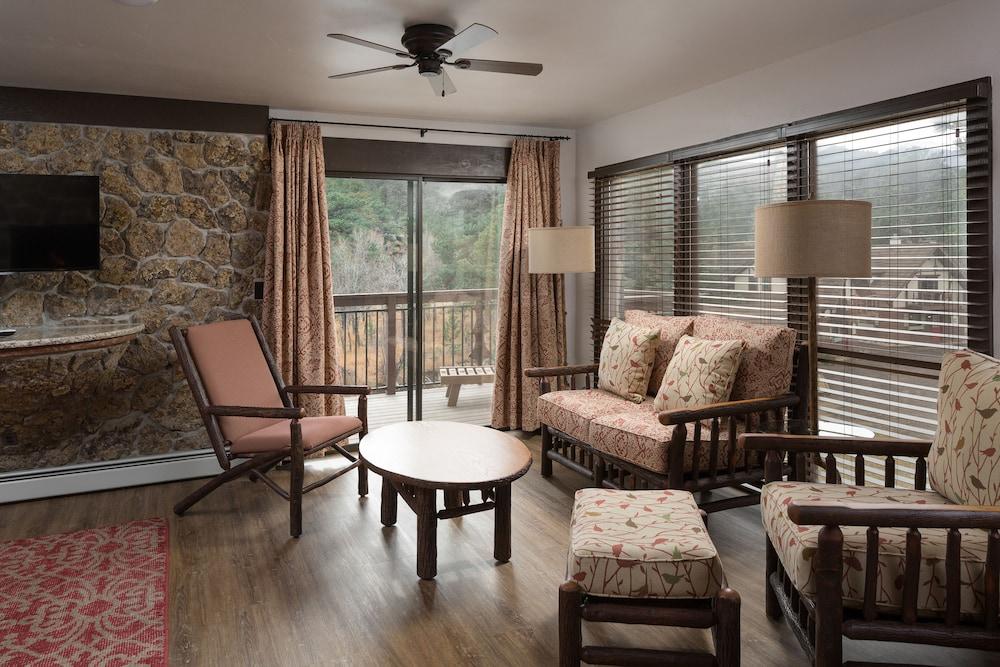 The Landing at Estes Park - Riverside Retreat