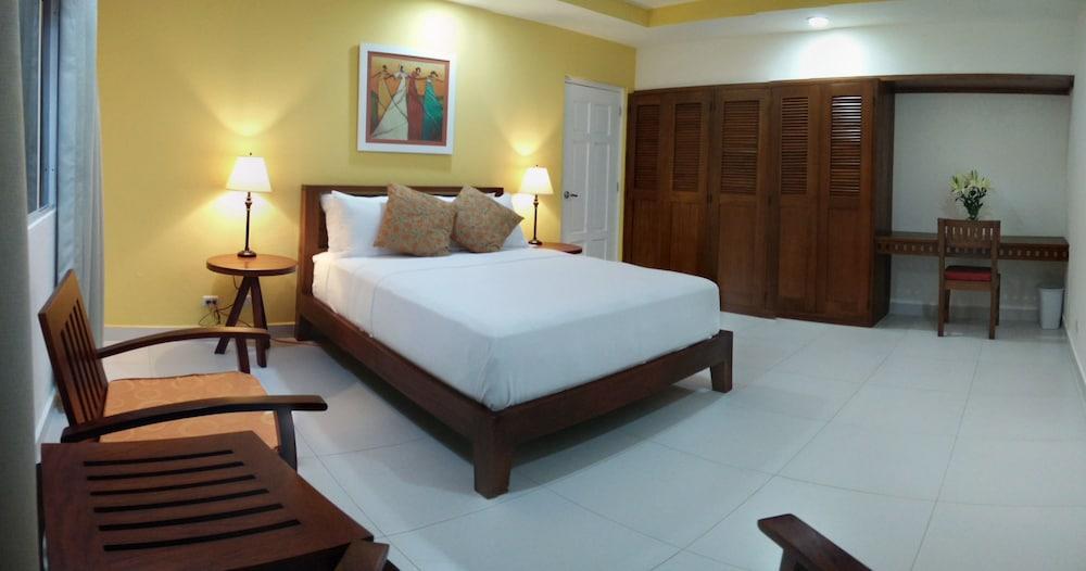 El Mirador Suites and Lounge