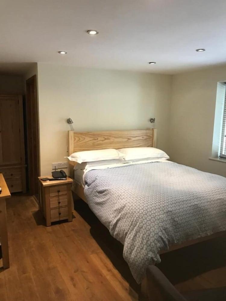 The Saracens Head Inn