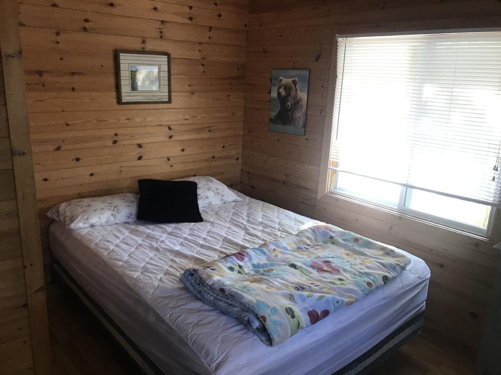 Longmuir's Hidden Cove Cottage Resort