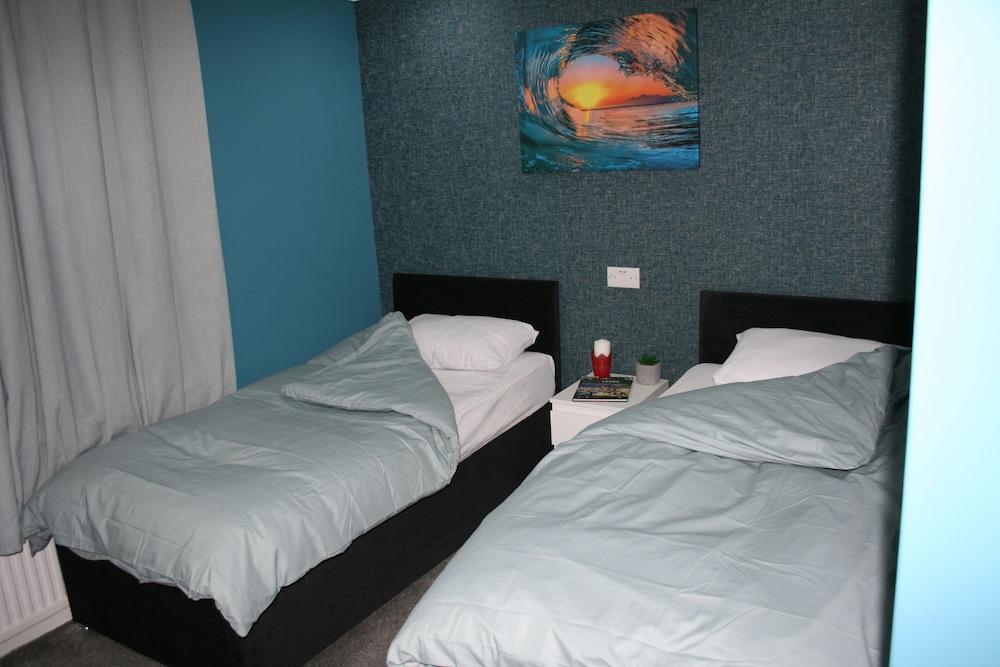 OYO White Rose Complex