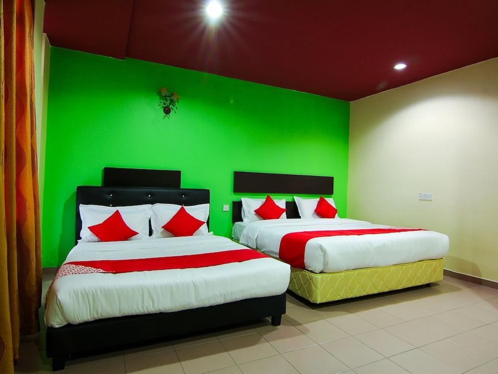 OYO 43962 Ezzy In Hotel