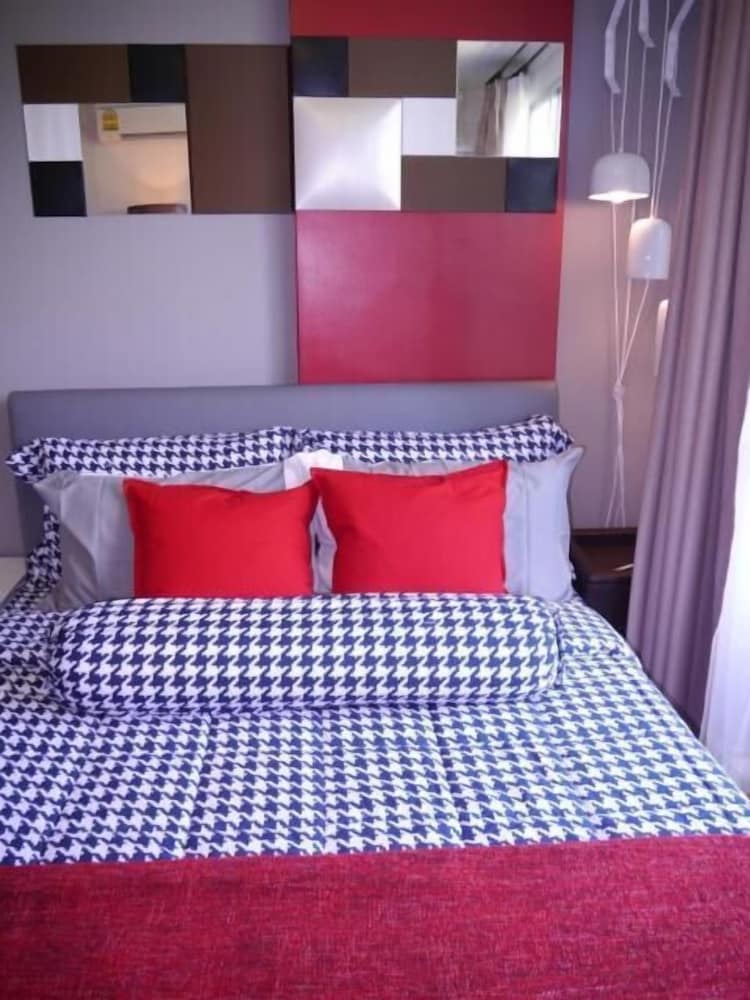 Baan Peang Ploen by Montri