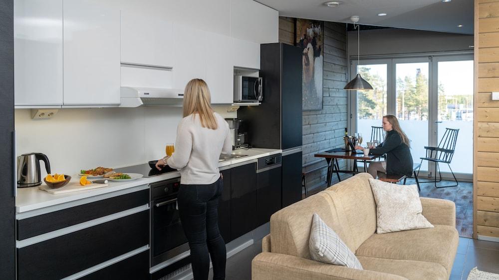 Sandy Kelt, Irish House Apartments