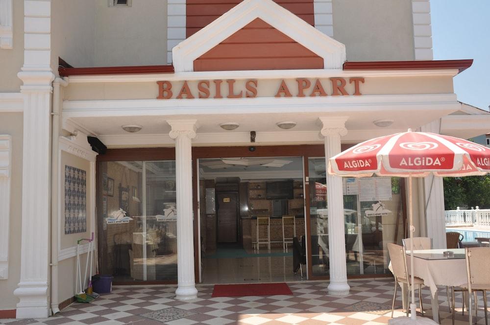 Basil's Apart Hotel