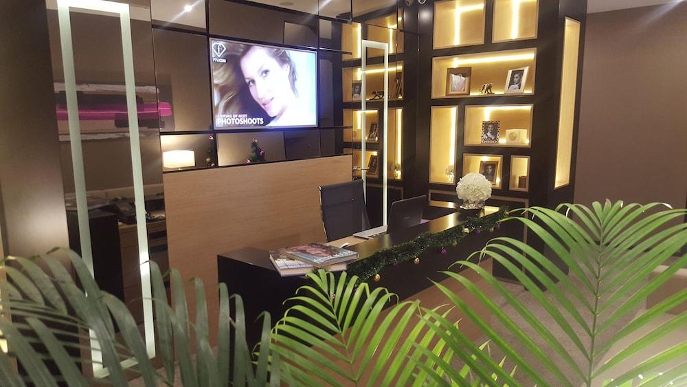 Dominic & Smart Luxury Suites Republic Square