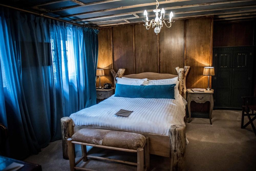 Le Petit Chateau & William de Percy