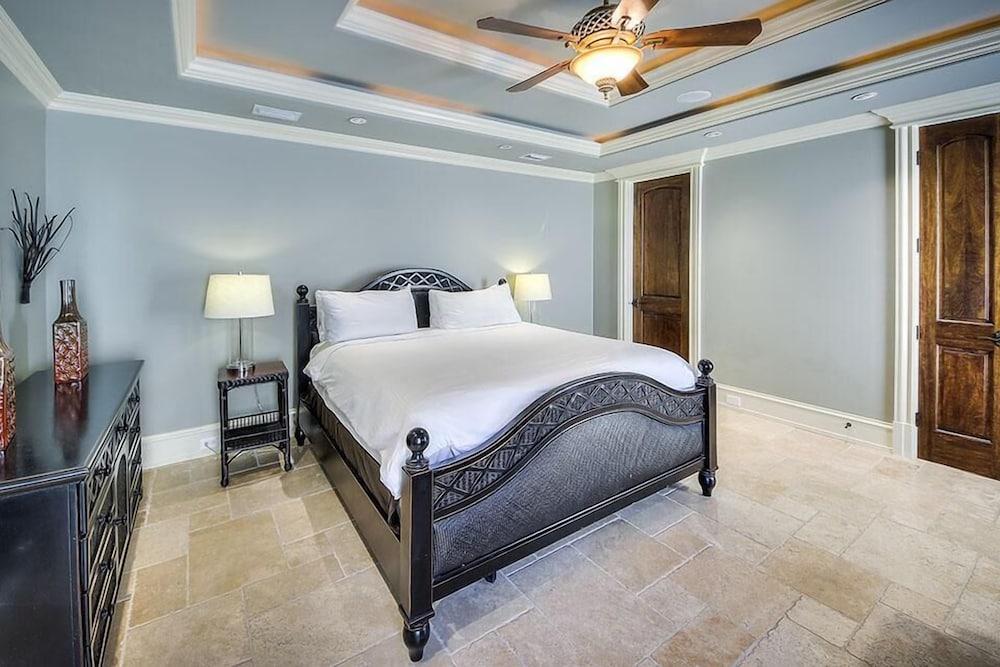 Gigglin Marlin 7 Bedroom Holiday Home by Five Star Properties