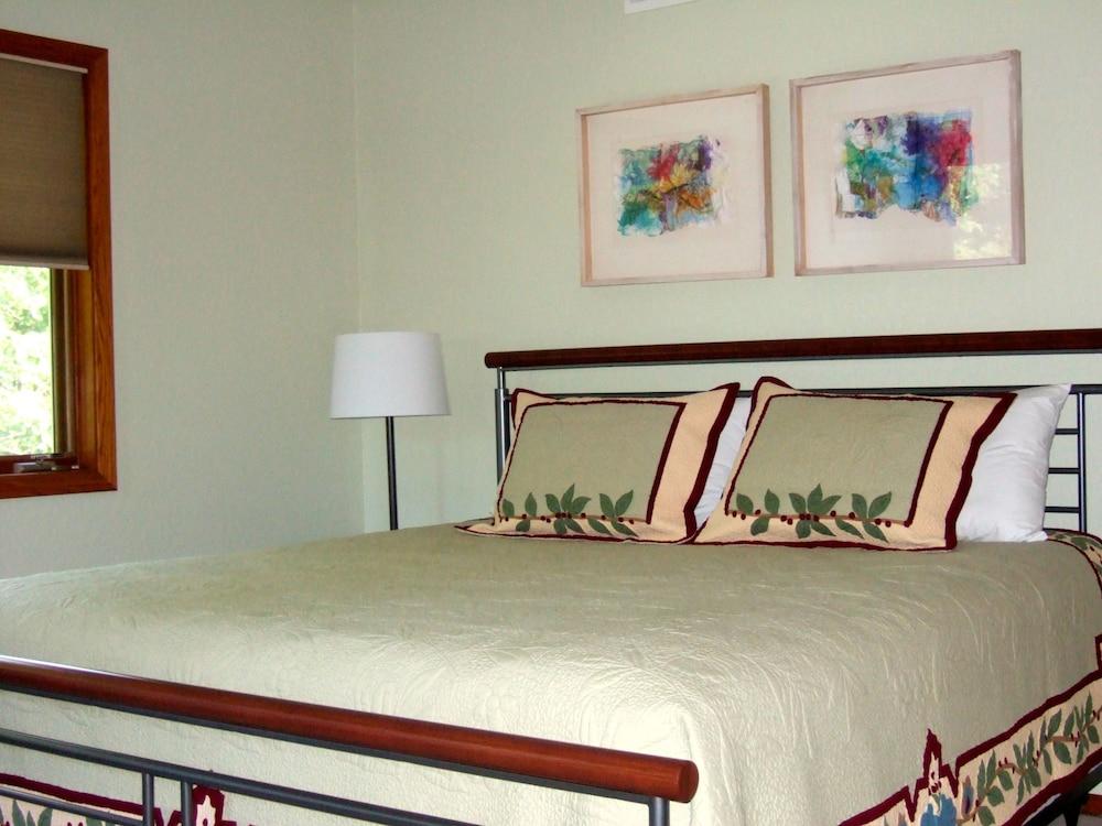 Loya's Little House Bed & Breakfast