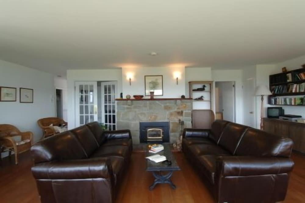 Hollyday Cove Cottage