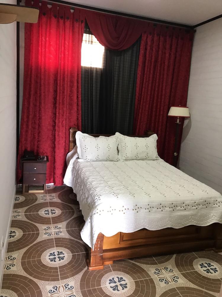 Hollywood Paradise Hotel