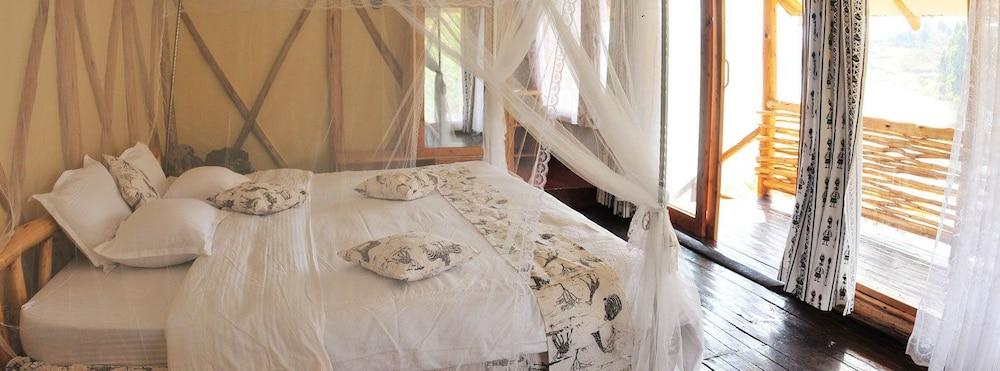 Lake Bunyonyi Rock Resort