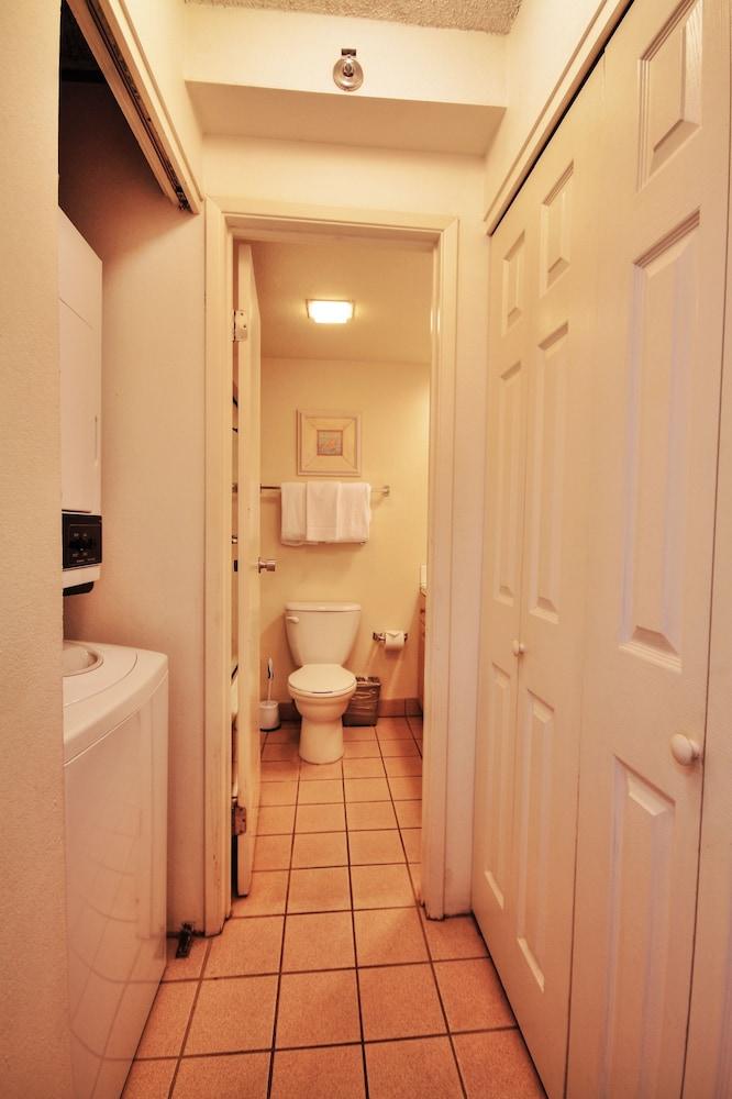 Royal Kahana #319 Studio Bedroom Condo by RedAwning