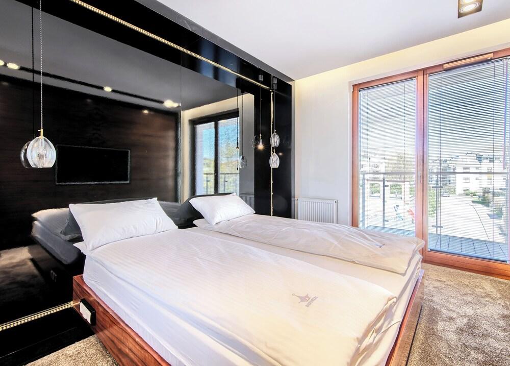 Imperial Apartments - Aquarius