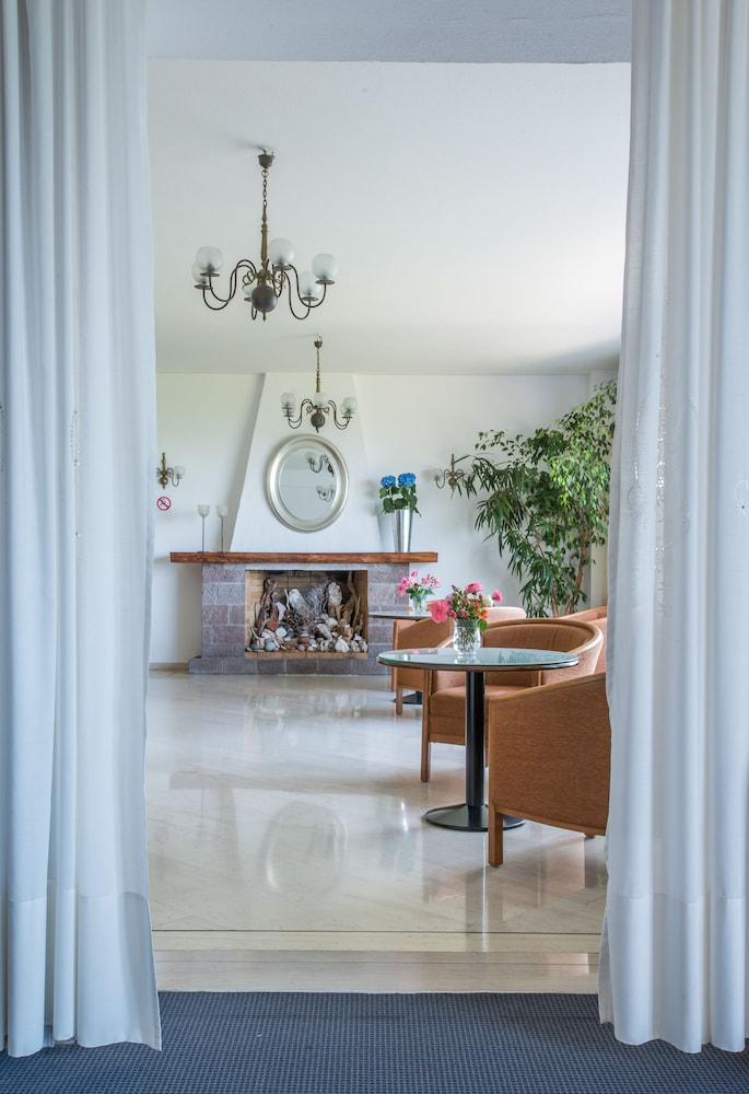 Delfinia Hotel & Bungalows